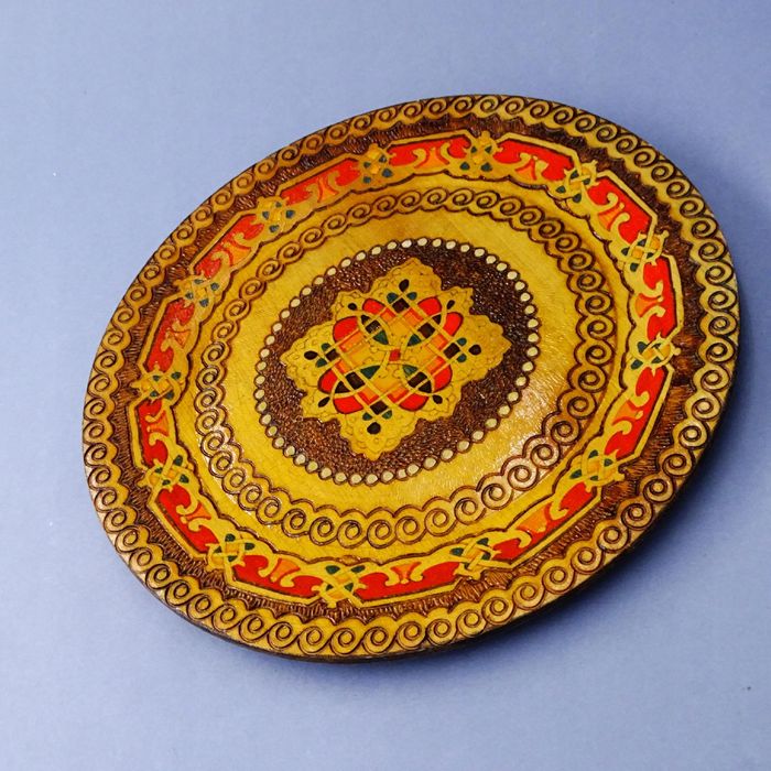 bałkany zdobiony talerzyk drewniany ozdoba naścienna folk styl ludowy