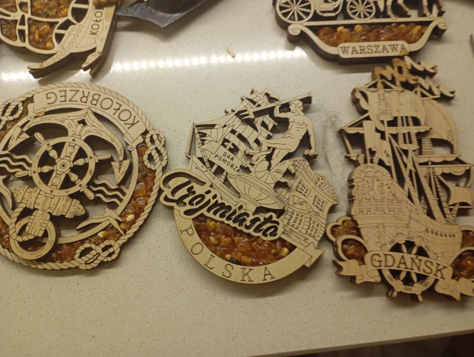 Różne magnesy na lodówkę