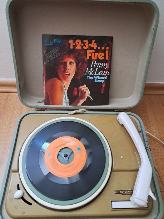 Niemiecki gramofon walizkowy WUMO lata 50-te