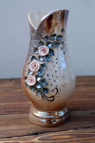 Керамическая ваза с розами и люстром