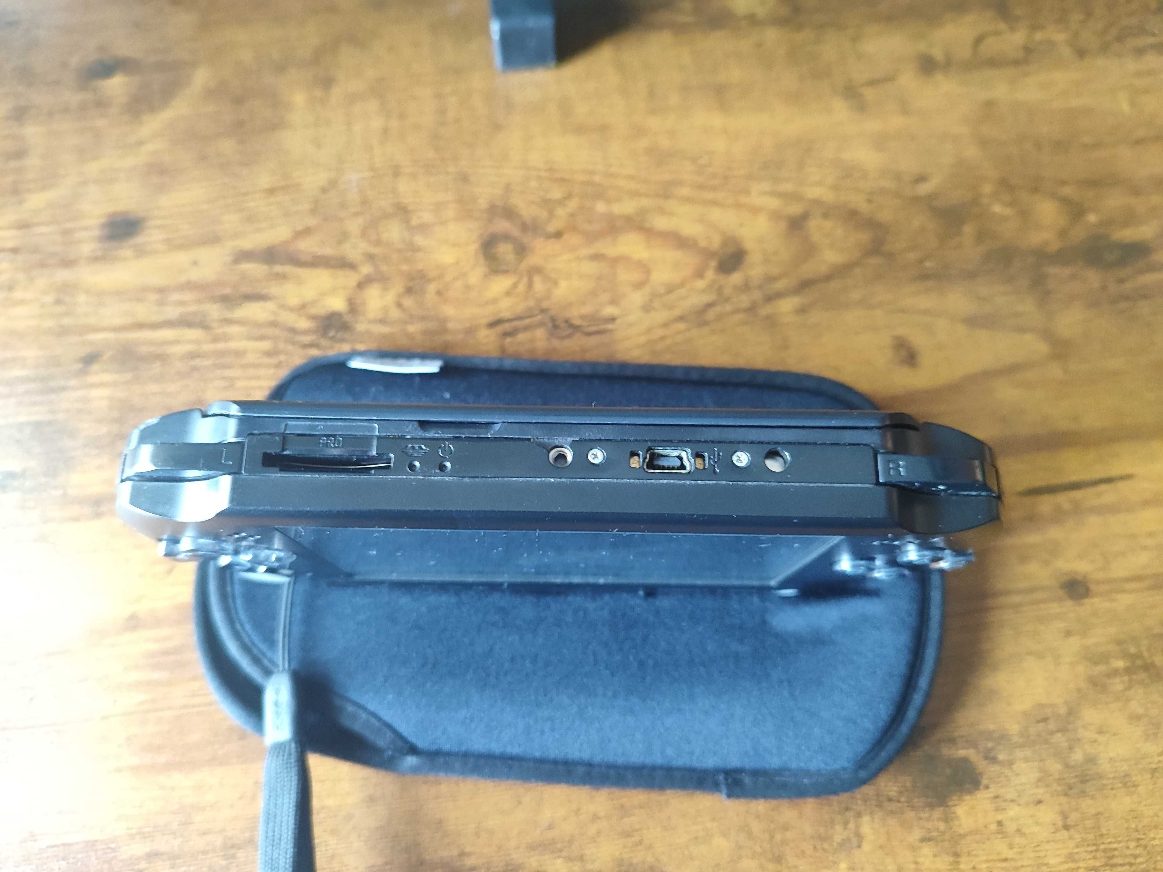 2 Consolas PSP Street E1004 (1 a funcionar e outra para peças)