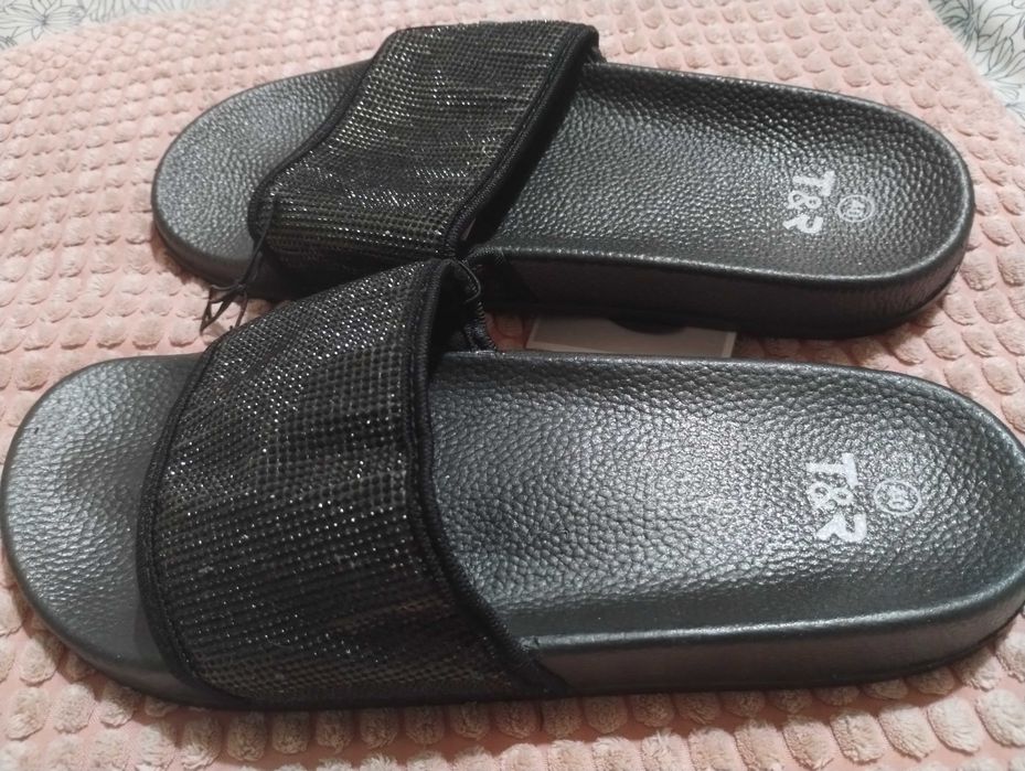 Nowe czarne klapki na basen i nie tylko r40