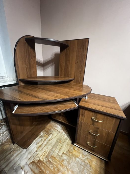 Комп'ютерний стіл