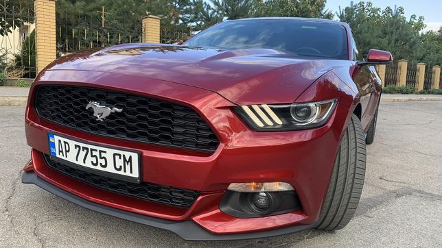 Автомобиль Mustang Ford