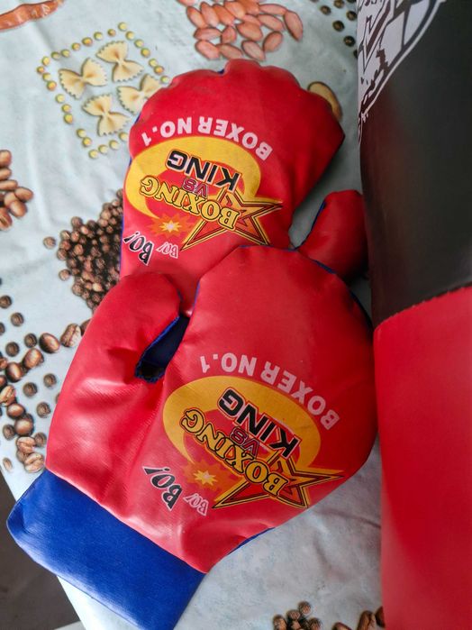 Saco de boxe infantil com luvas