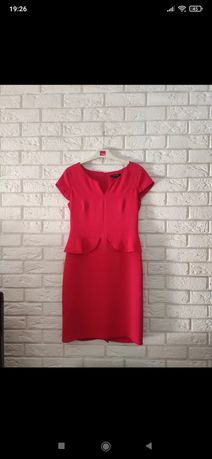 Czerwona elegancka sukienka koktajlowa biurowa z falbanką Comma S
