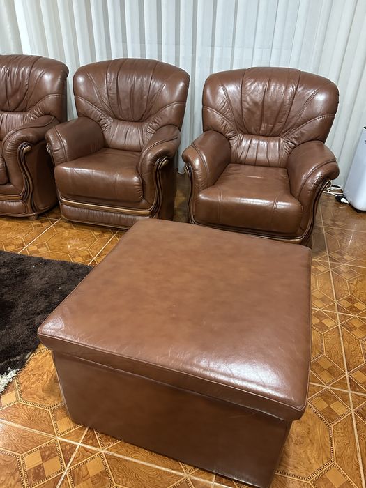 Conjunto de sofás em pele