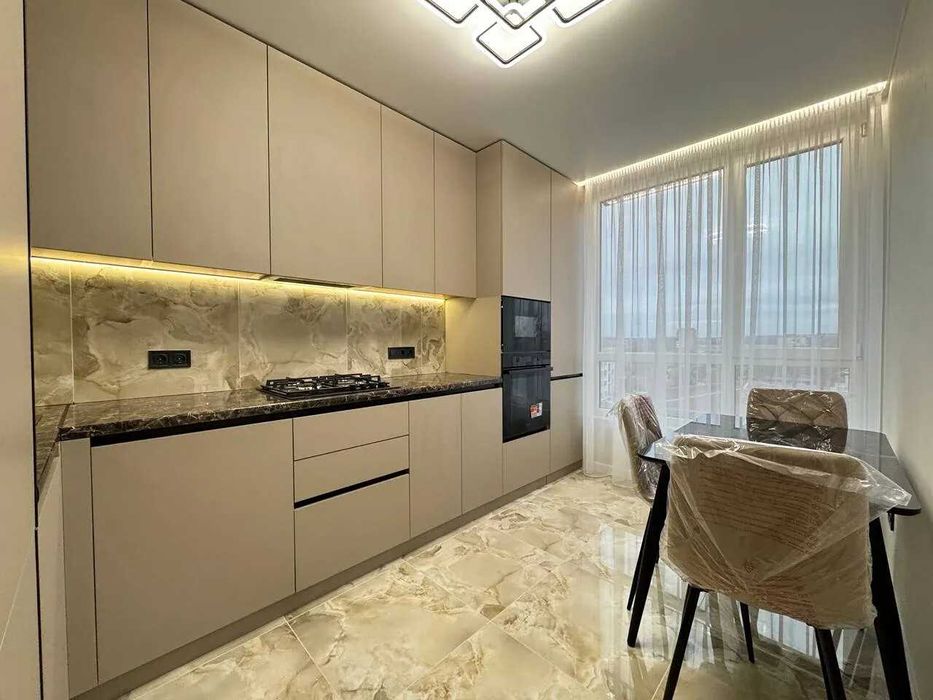 Двокімнатна з балконом поруч поруч університету