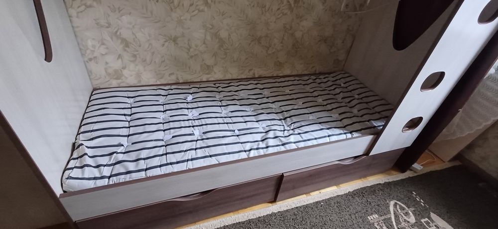 Продам двухярусну кровать