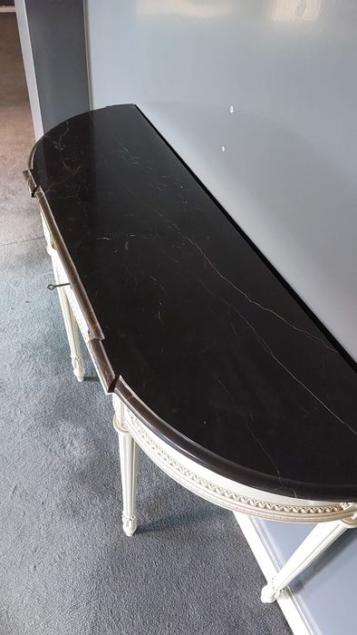 Mesa consola trabalhada com tampo em pedra