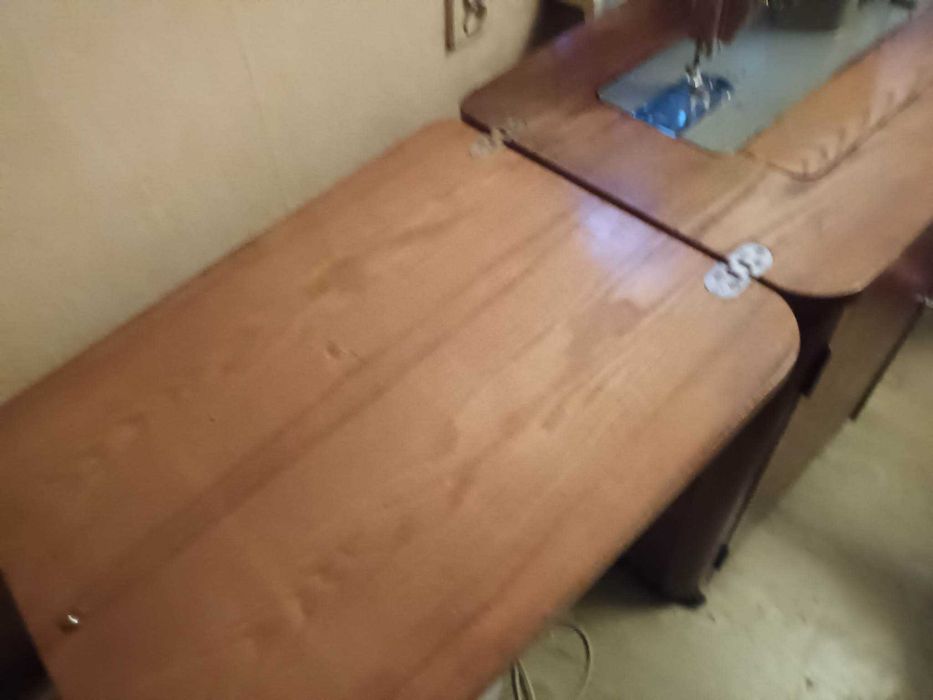 Maszyna do szycia z szafką Łucznik