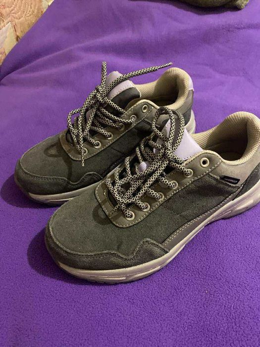 Нові гарні та зручні кросівки