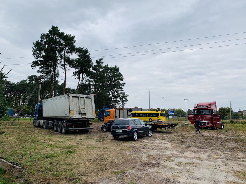 Бродівський авторинок на трасі.