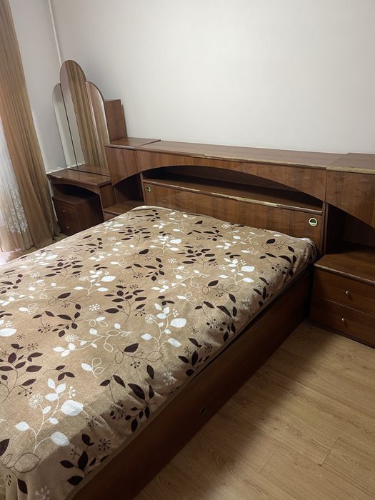 Спальний гарнітур (ліжко, приліжкові тумби, туалетний столик