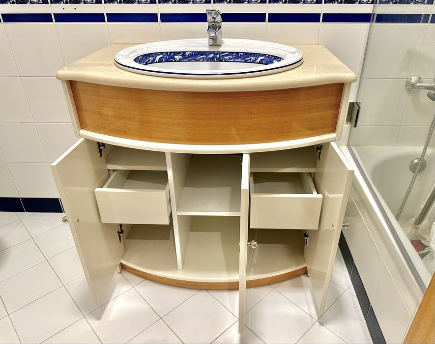 Movel casa de banho com lavatorio e torneira