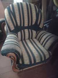 М'яки крісла...З боку дерев'яні вставки..Зручні для сидіння.