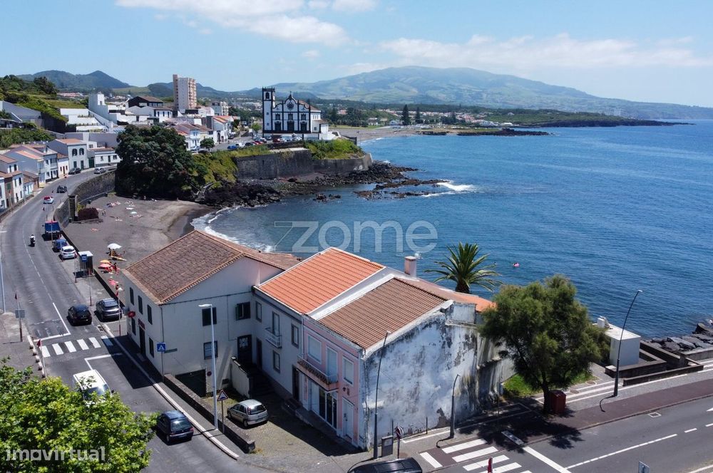 Moradia e espaço comercial em Rosto do Cão (São Roque), Ponta Delga...