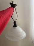 Lampa biala klosz okragly z ozdobnym lisciem