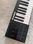 Klawiatura midi alesis v61