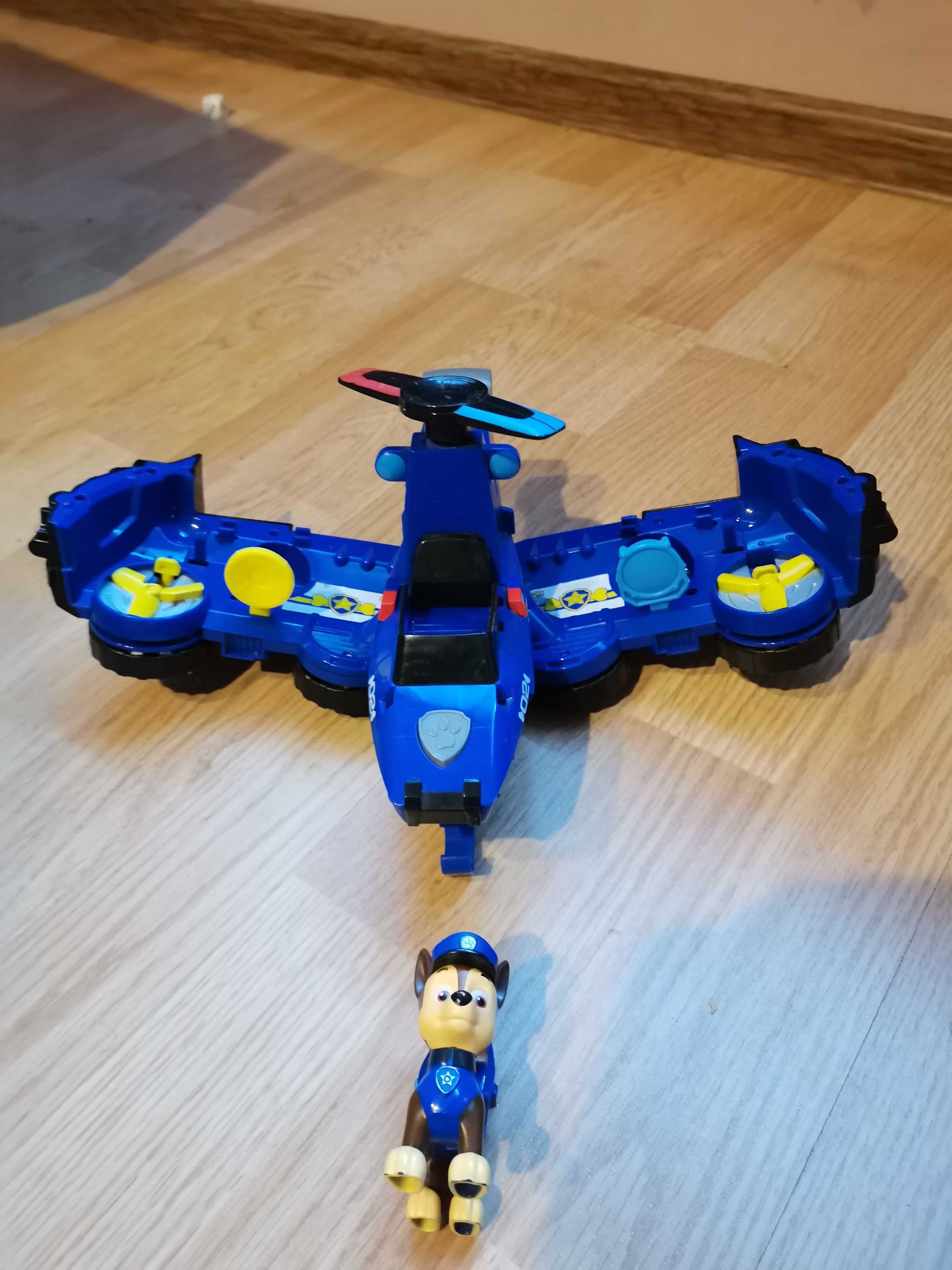 Cheis z Psiego patrolu z autkiem