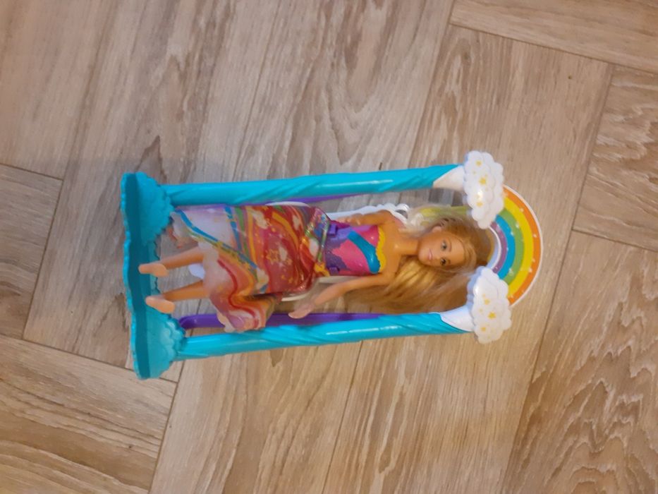 Lalka Barbie z huśtawką