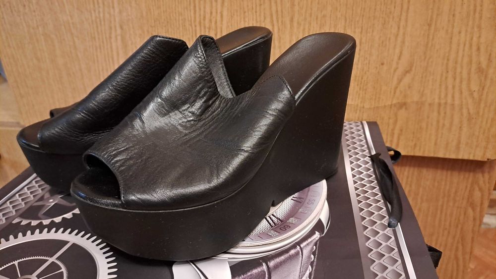 Шкіряні сабо на високій платформі