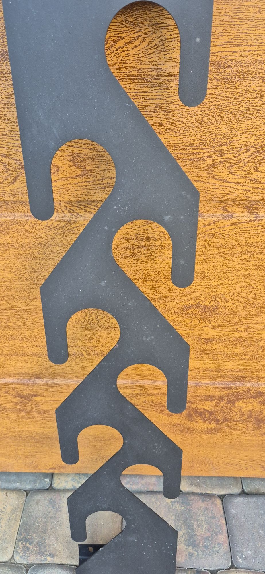 Czarny metalowy wieszak 77 x 15 cm