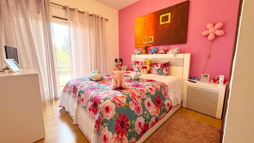 Vendo t4 com 5 casas de banho
