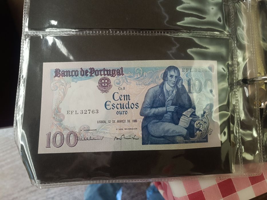 Várias notas de 100 escudos 50 escudos e 20 escudos