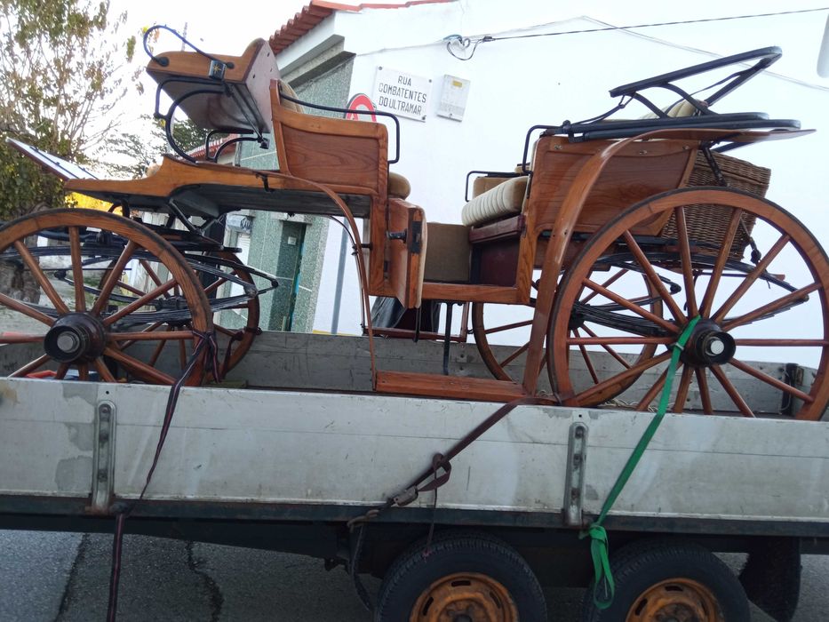 Antiguidades e tambem charretes antigas