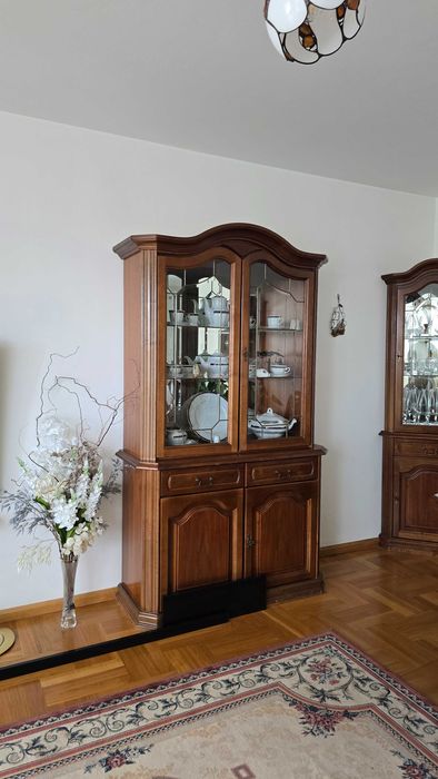 Elegancka witryna drewniana