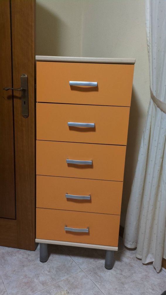 Quarto criança ( Cama, Secretária, Mesa de Cabeceira, Aparador)