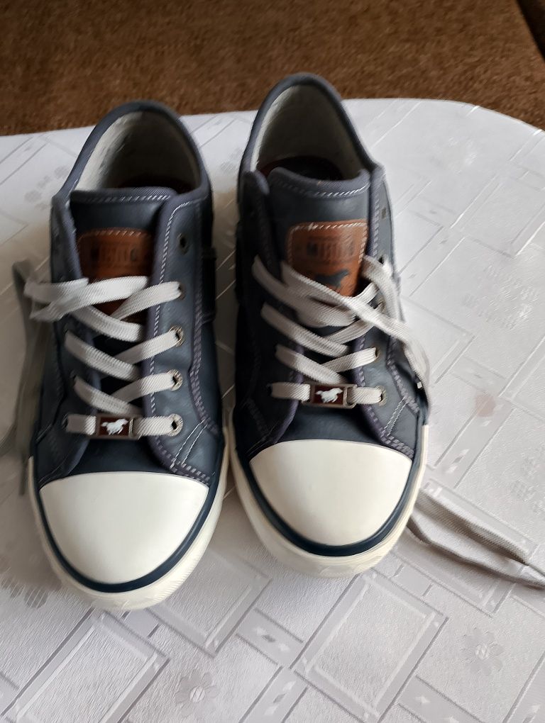 Buty sportowe męskie Mustang rozmiar 39 wkładka 25