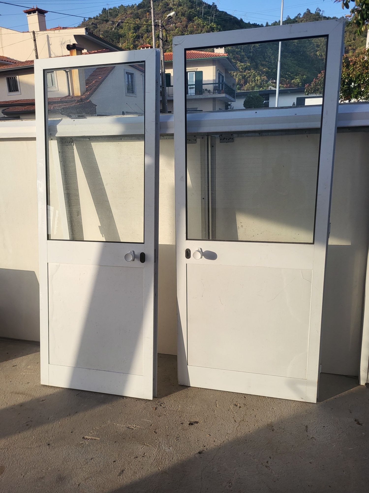 Vendo duas portas alumínio branco reservado