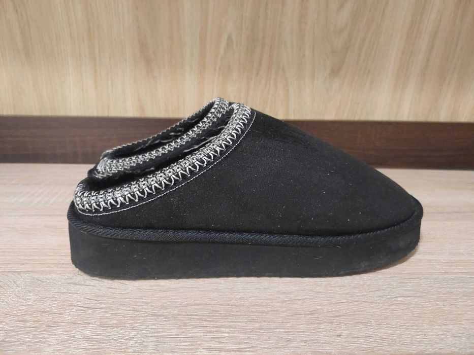 Ciepłe czarne kapcie z grubą podeszwą – rozmiar 40