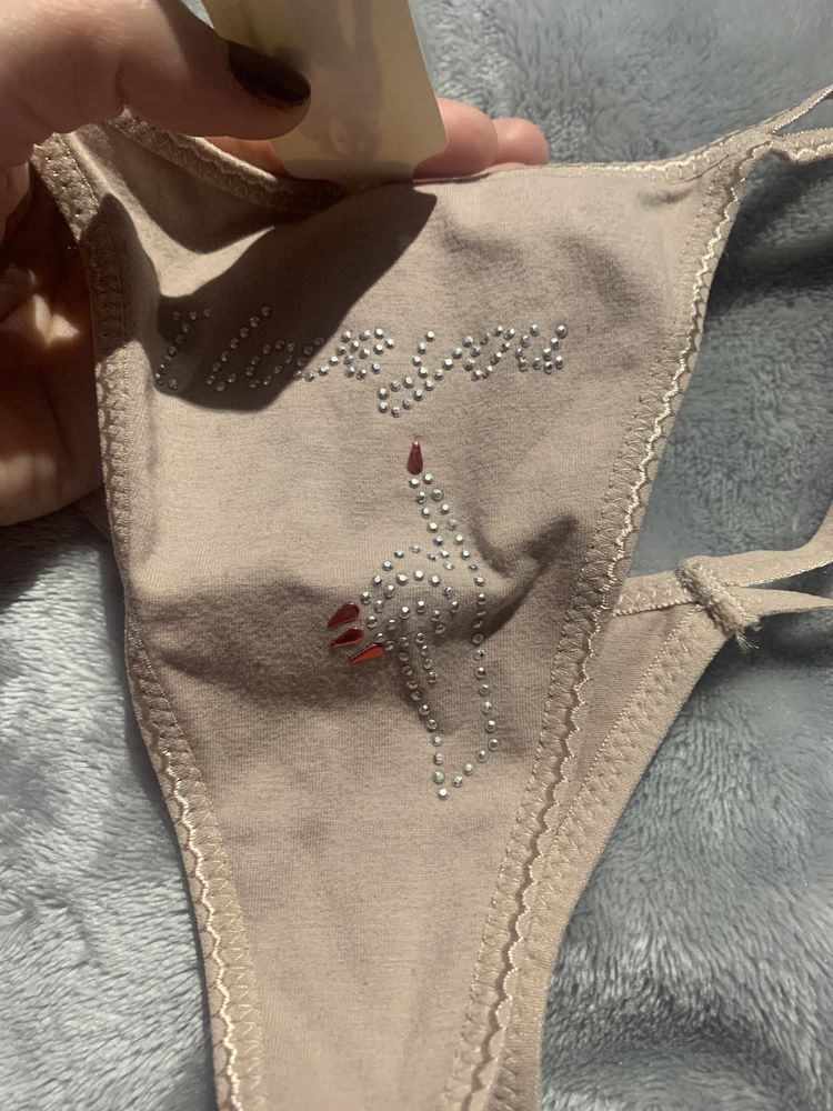 Nowe stringi z napisem I love You