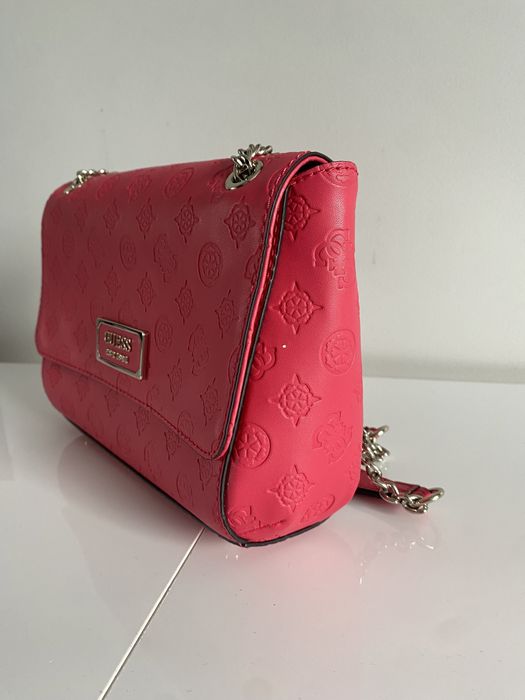 Torebka guess fuksja różowa monogram listonoszka crossbody