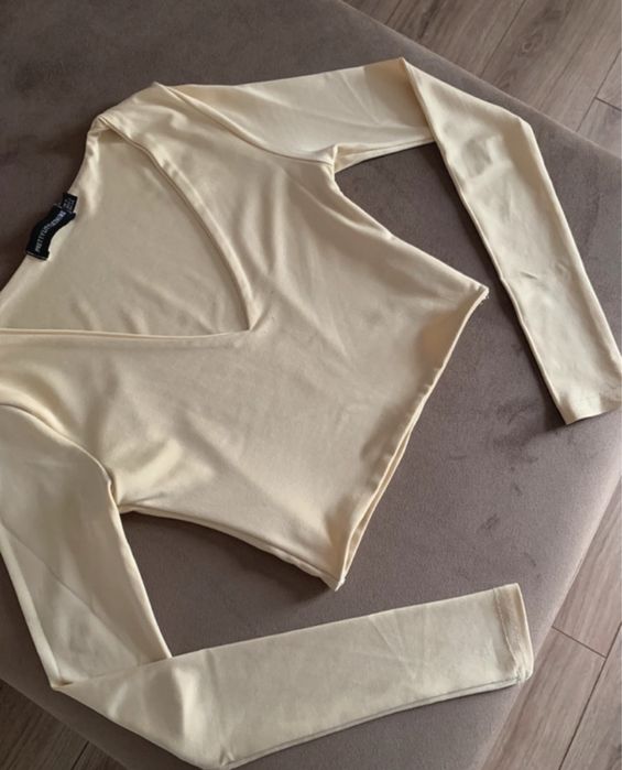 top z dekoltem i długim rękawem PrettyLittleThing