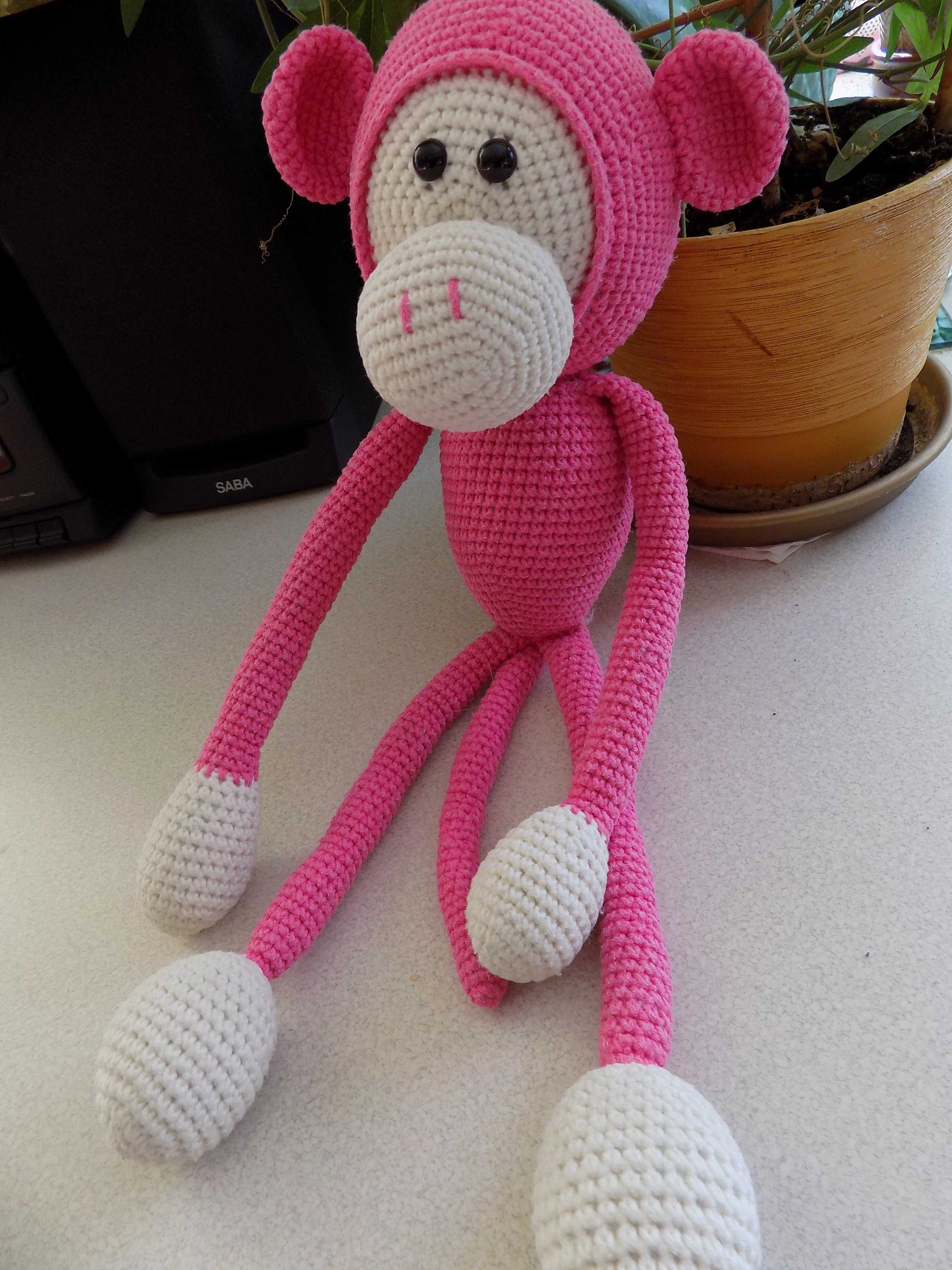 Piękna maskotka,  różowa małpka wykonana ręcznie na szydełku