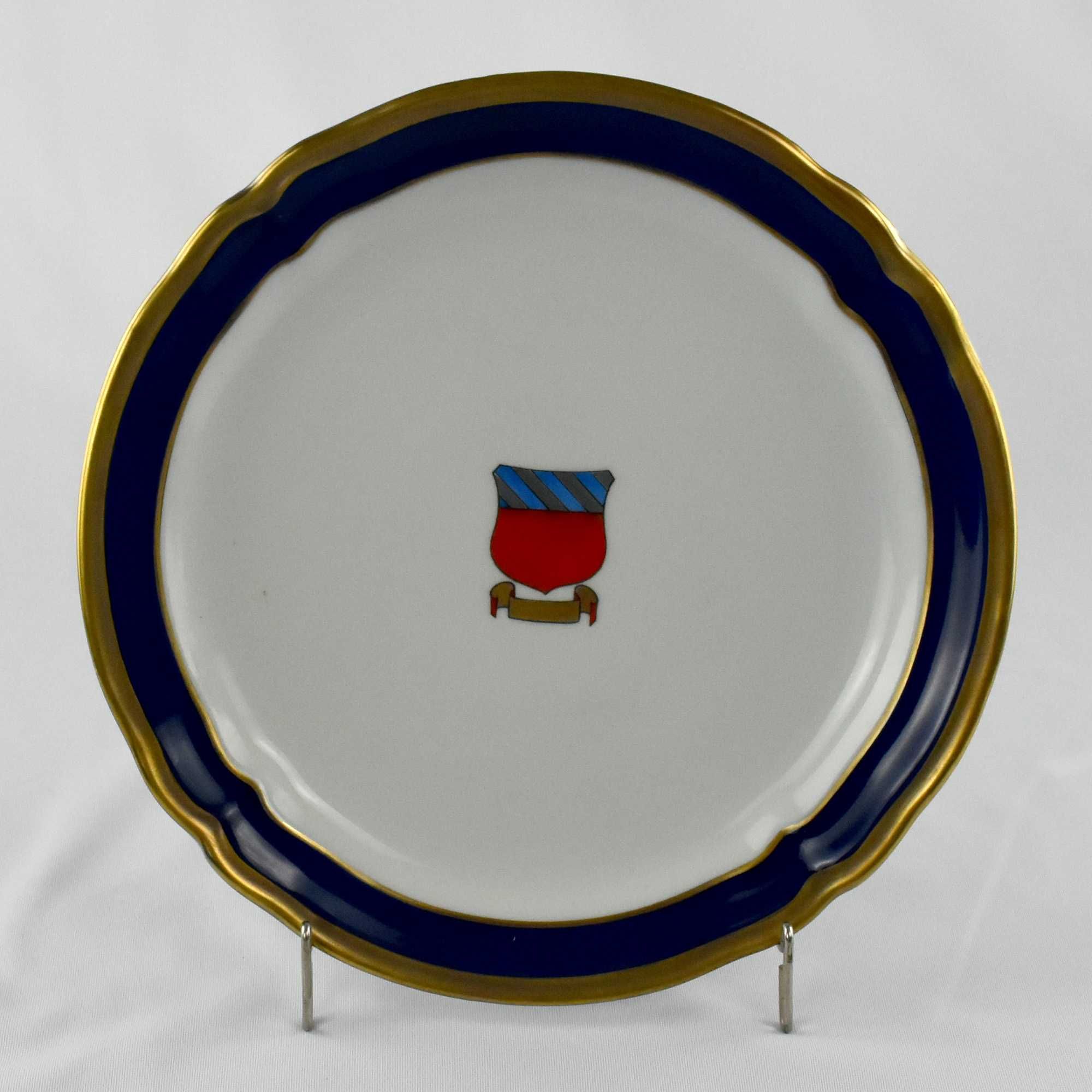 Prato porcelana Artibus, com brasão e bordo em dourado e azul-cobalto