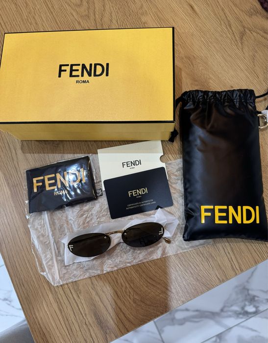 В наяності окуляри Fendi