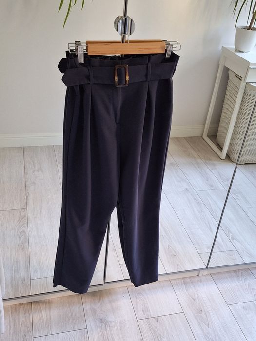 granatowe spodnie eleganckie chinosy w gumkę z paskiem