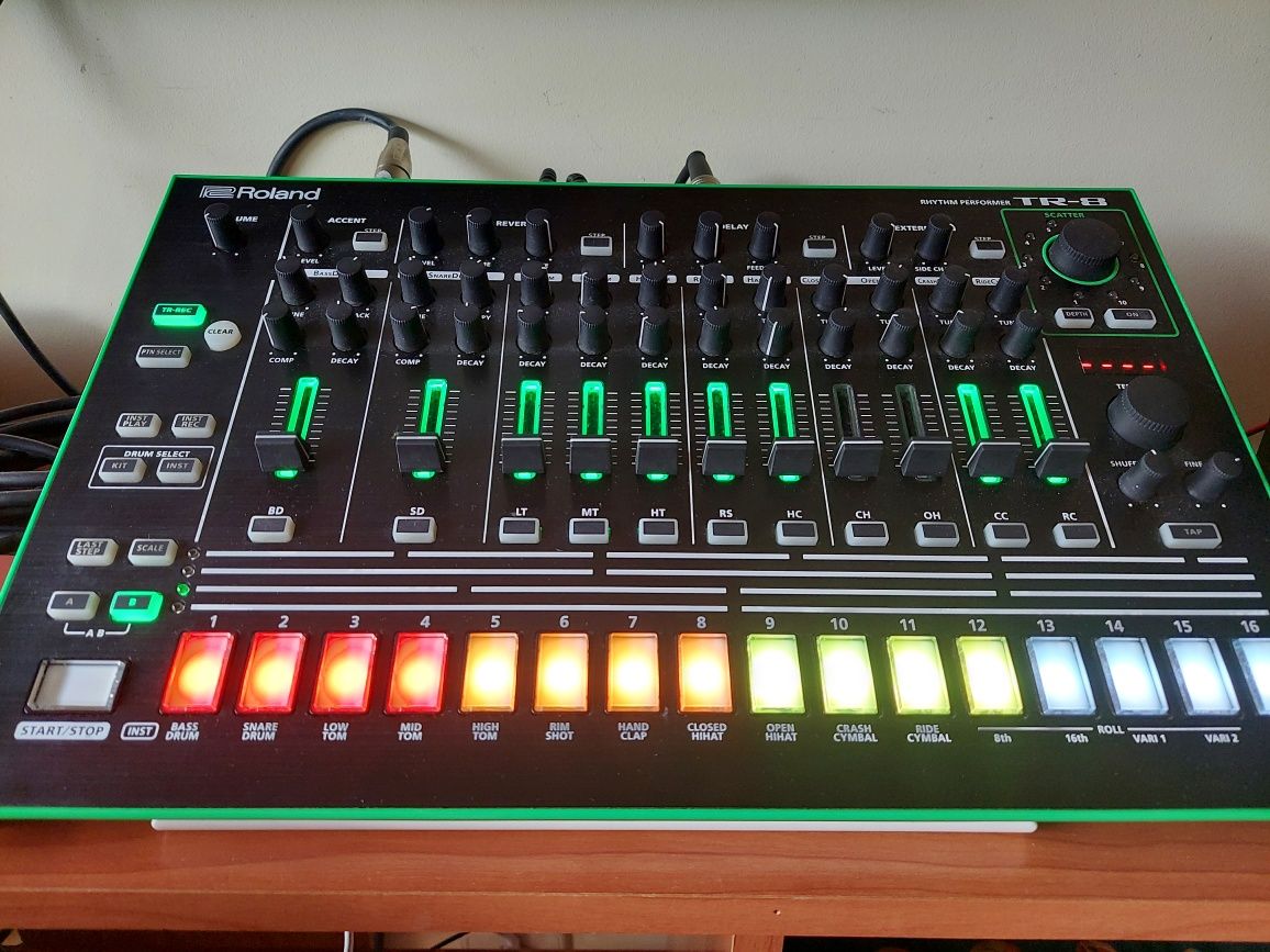 Roland TR-8 com expansão 7×7