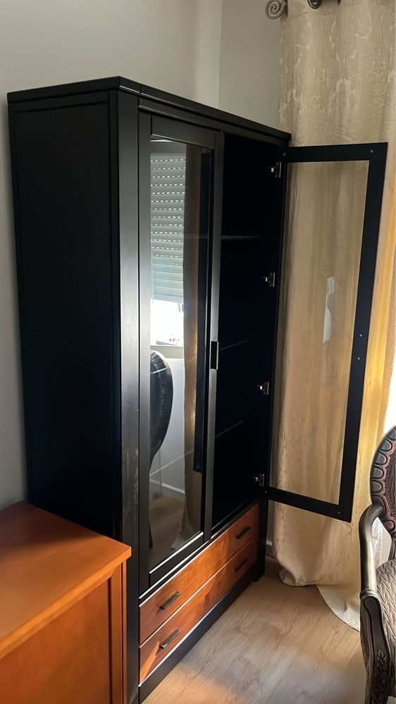 Vendo cristaleira em madeira valor negociavel