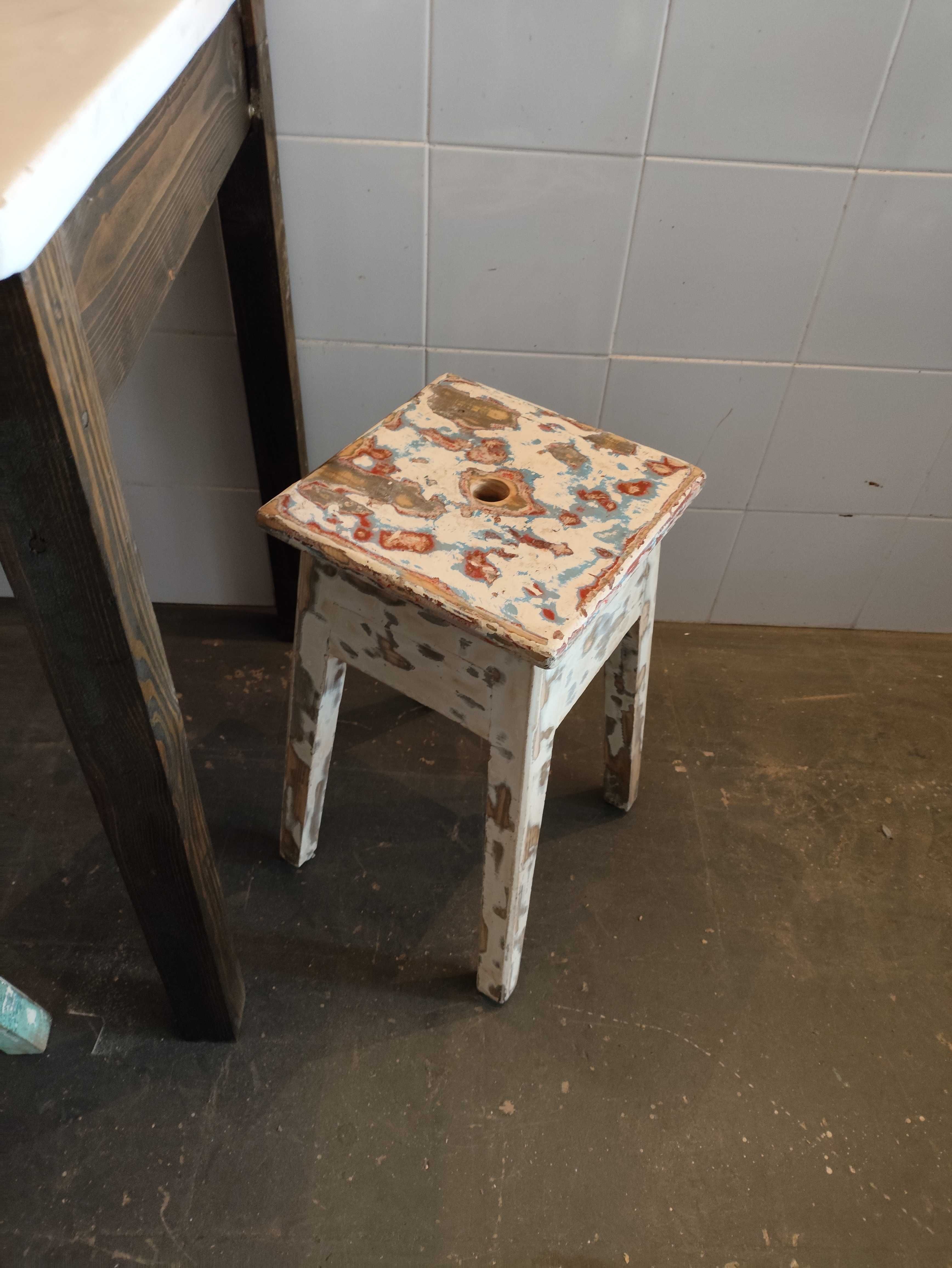 Mesa de taberna e bancos