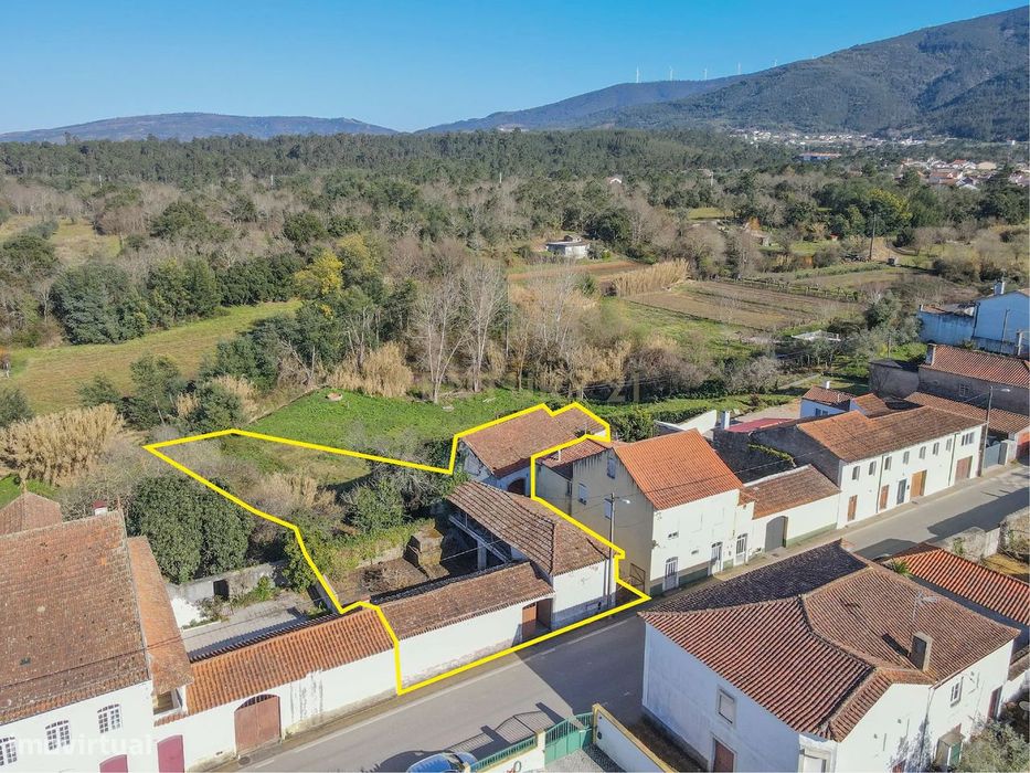 Quinta com lagar, telheiro, pátio, arrumos, terreno e poço numa locali