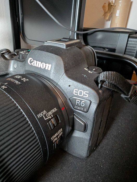 Vendo 2 câmeras: Canon R6 MKII e lente kit mais Canon R10 e lente kit