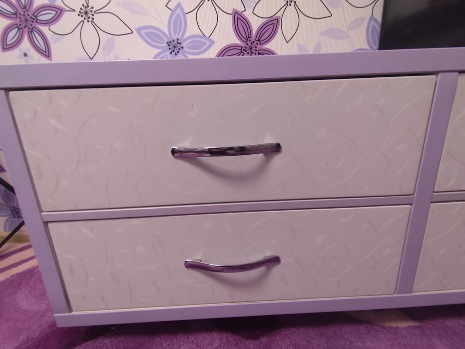 Гарний комод білого кольору