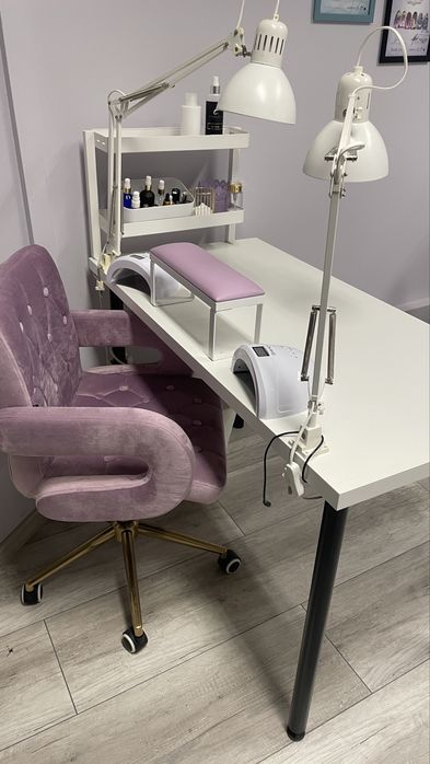 Stanowisko dla stylistki paznokci- biurko IKEA lampka Tertial półka