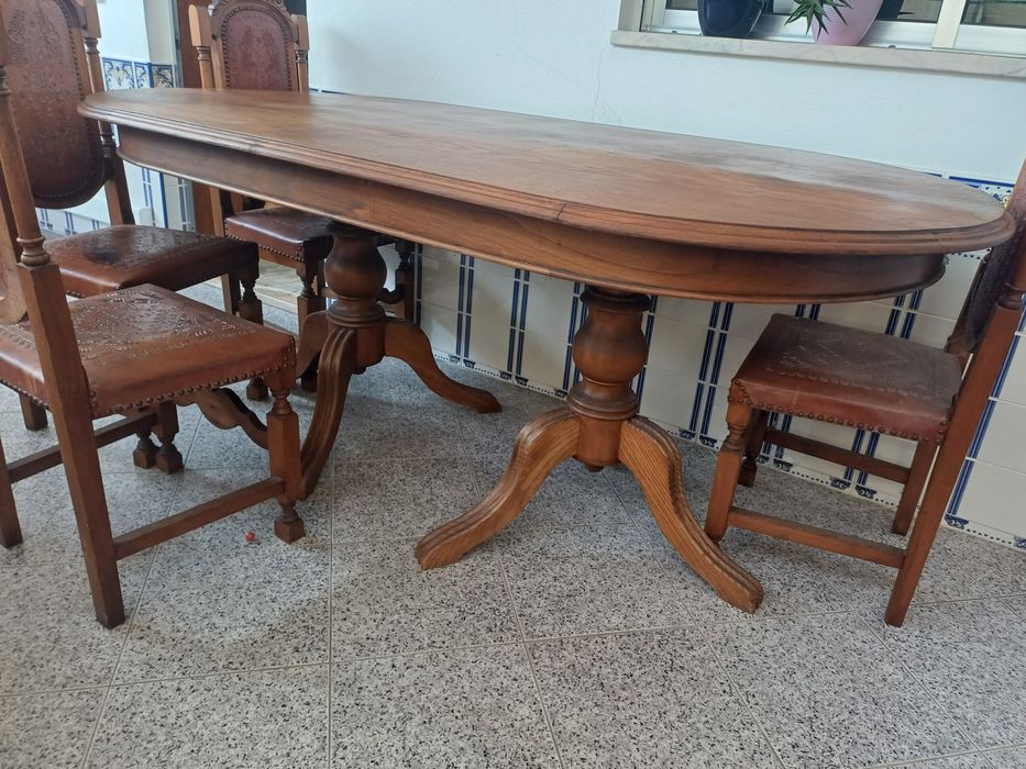 Vendo mesa em madeira com cadeiras